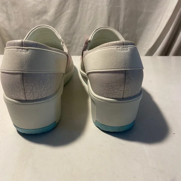 Infinity by Cherokee taupe metallic  color work clogs size 9 NWT - Picture 3 of 7